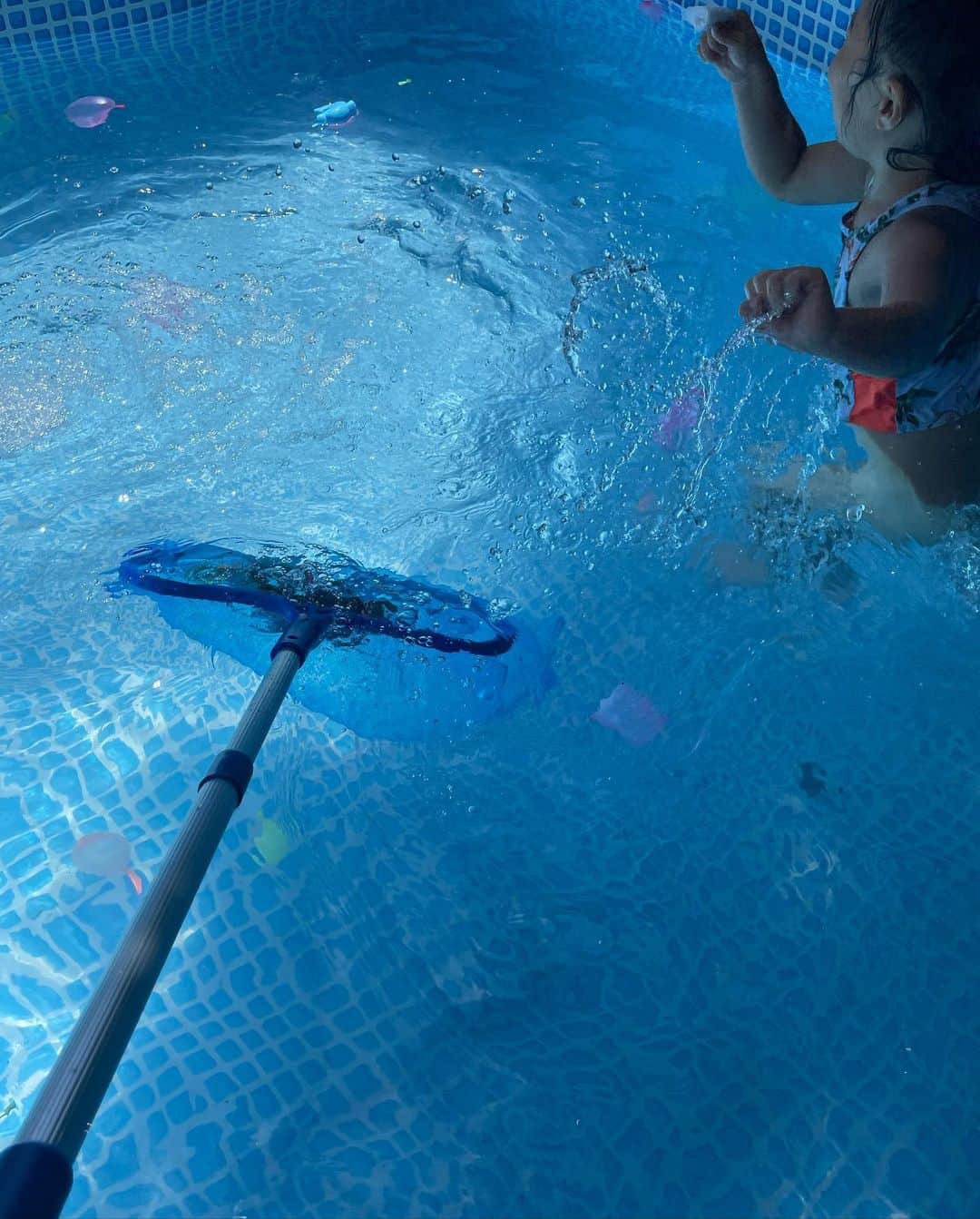 鈴木六夏さんのインスタグラム写真 - (鈴木六夏Instagram)「子どもって、ふとした時に 「なんか長くなったな!?」って気付いて驚く。  遊びながらプールの汚れが気になって 清掃員みたいになってる自分に 後でいーからとりあえず遊びなよ。と突っ込む😅  2枚目のQ。安心してください、 履いてませんよ🤣」8月3日 13時53分 - rikuka.62