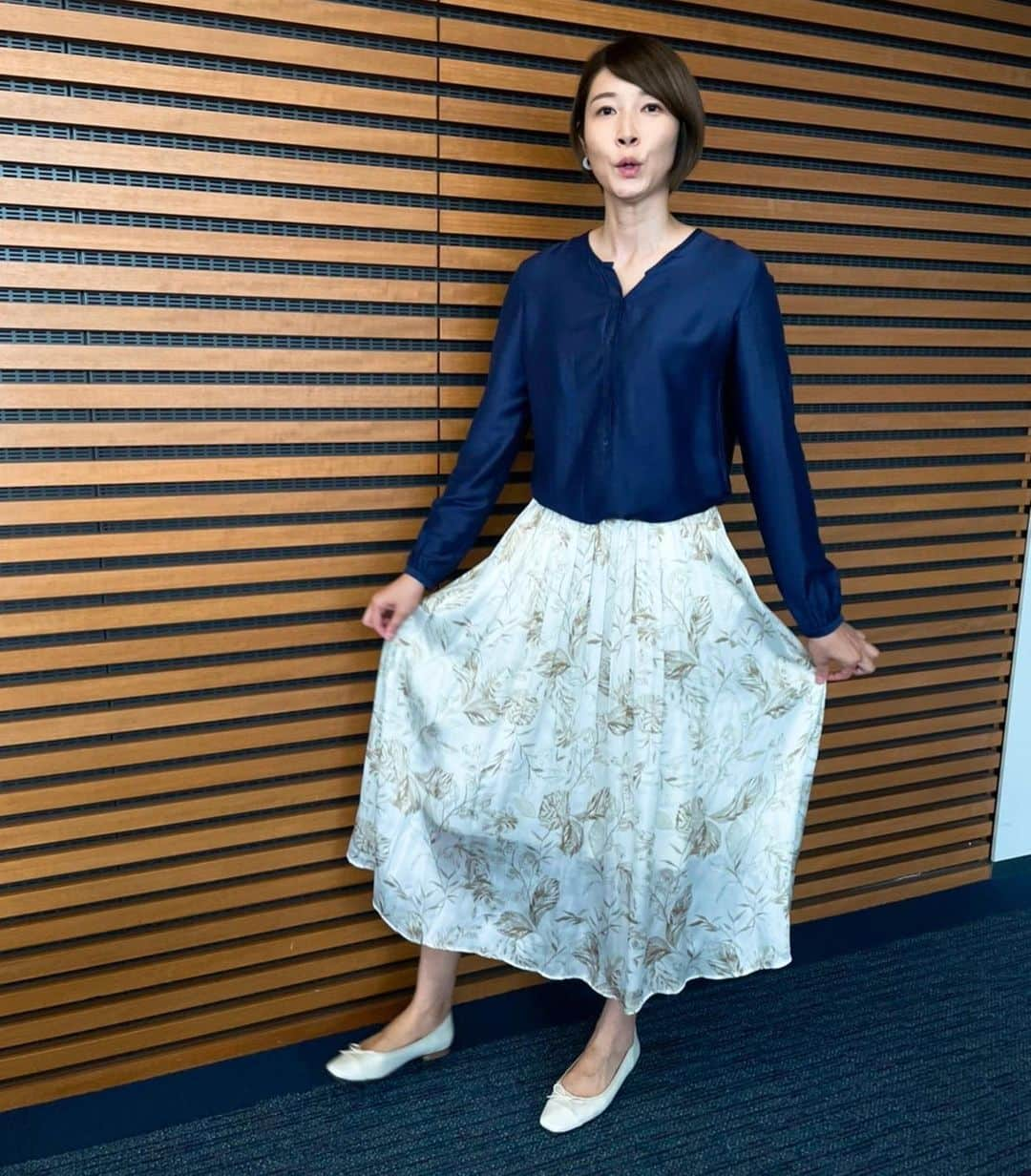 狩野舞子さんのインスタグラム写真 - (狩野舞子Instagram)「・ 昨日のevery.の衣装💁‍♀️ ・ ブラウス @tremezzo_womens @bagutta_shirts  スカート @anuans.official  パンプス @jb.akino.shoes   アクセサリー @stellarhollywood ・ 青って落ち着く色👗 ソワソワする生放送には持ってこいの色カモ🦆💕 ・ #日本テレビ #newsevery」8月3日 14時09分 - kanochan715