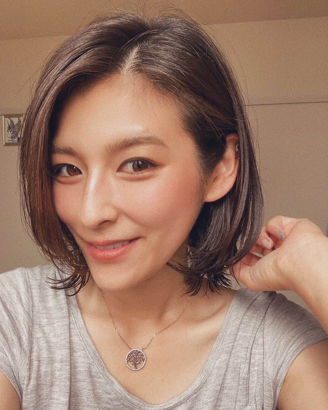 采女華のインスタグラム：「どうせすぐ伸びるからと、どんどん髪の毛が短くなる。  新しいオイルは金木犀の香り🤤」