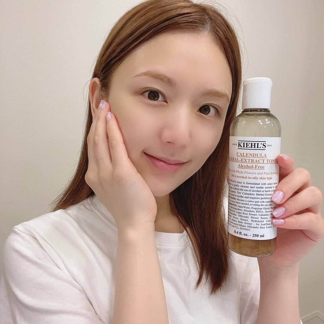 ひよんのインスタグラム：「🧡🛁  最近は夏本番になってきて、よりマスクによる肌荒れとかも気になるから、キールズのカレンデュラトナーにお世話になってるよ❣️ 実際に見てもらうと分かるのだけど、カレンデュラの花びらが入っているの🤭✨ カレンデュラトナーを使うと肌を整えてすこやかに保ってくれるし、コットンにつけてパックをすると、ニキビなどの悩みを持っていてる時にもおすすめ！🥰🥰  ひよんはキメの乱れが気になっているのだけど、夏で重たいテクスチャーも嫌だから、このサッパリとしてるけど重ねる毎にしっとり保湿してくれる感じがとても好き❤️  いまキールズであるチャレンジがあって、 ひよんみたいな肌悩みがあったり、乾燥やハリ・ツヤ不足が気になる人にも是非やってみてほしい😆💓  7/21に行ったインスタライブで紹介していてアーカイブに残ってるから、気になる人はチェックしてみてね❣️ この時のライブ楽しかった😍 見てくれたみんな、ありがとう☺️🌈🧡  #skincare #pr #kiehis #カレンデュラ #キールズカレンデュラトナー #キールズ #カレンデュラ安定素肌習慣」