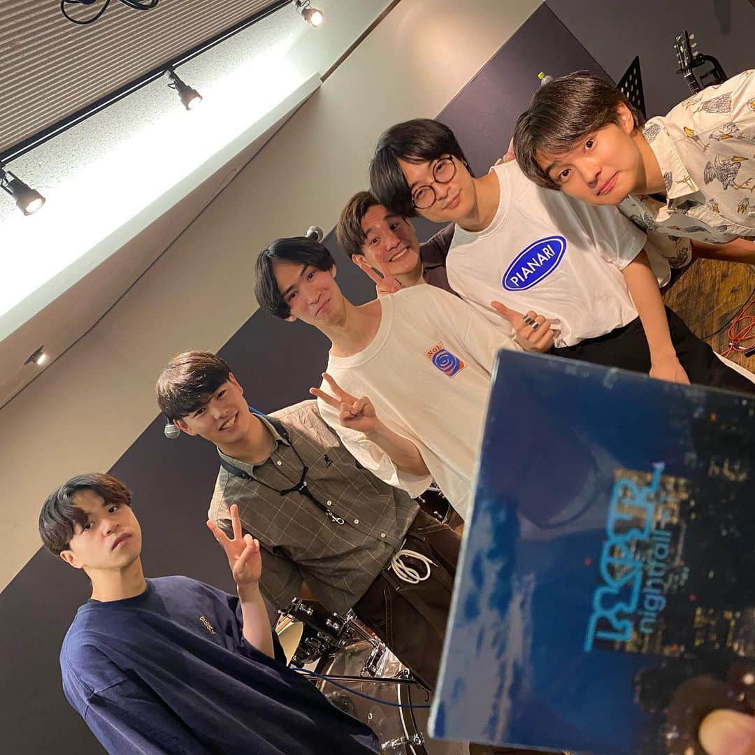 真田ナオキのインスタグラム：「BESPERがCD出すって！！  なんで一緒にいるのかは🤫」