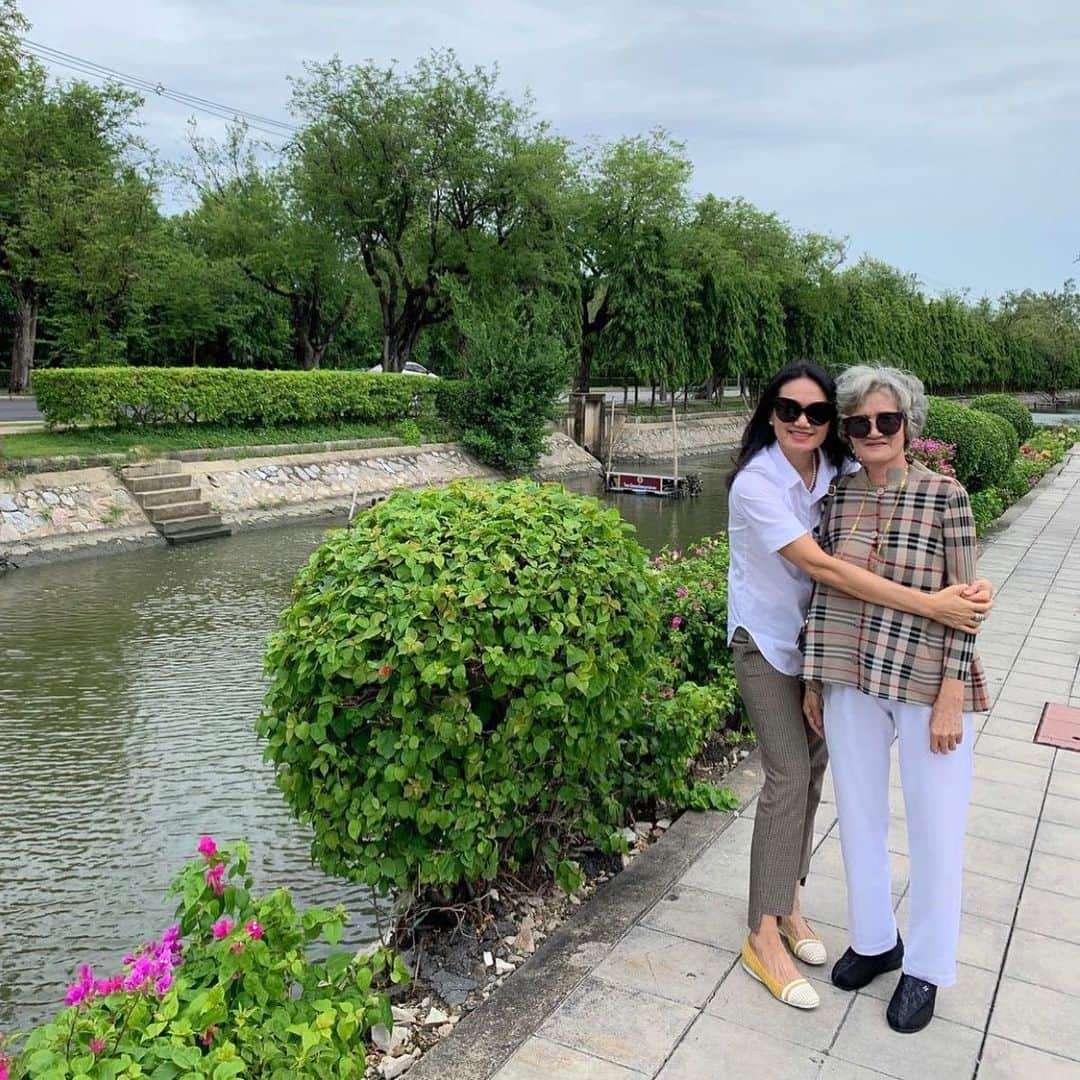 ポーイ・タリーチャダー ペッチャラットのインスタグラム：「Happy Birthday ❤️❤️❤️ my mom. Love you ka.  Mom& grandma สุขสันต์วันเกิดมายมัม ขอให้แม่มีสุขภาพร่างกายที่แข็งแรง มีความสุขมากๆ ขอให้ครอบครัวของเรามีแต่ความสุข (เพราะแม่รักครอบครัวมากกว่าตัวเอง)   คงไม่กล้าขอให้แม่รวย เพราะแม่บอกว่า แม่อยากมีความสุขมากกว่าความรวย ทุกวันแม่ช่วยเหลือคนมากมาย ทำทานตลอดเวลา แม่บอกว่าอธิษฐานให้แม่ไม่เป็น Alzheimer ก็ดีแล้ว นั่นก็คือขอให้แม่มีปัญญา ก็จริงของแม่ เมื่อมีปัญญา ก็จะรู้ว่าอะไรเหมาะกับเรา เห็นถูกเป็นถูก เห็นผิดก็รู้ว่าผิดอย่าเข้าใกล้    ปอยสนิทกับแม่มาก เพราะผ่านอะไรด้วยกันมามากมาย รักแม่นะคะ รักยายด้วย ผ่านไปปีนึงอีแล้ว ซึ่งแม่ก็ไม่แก่ลงเลย ❤️❤️❤️❤️❤️❤️❤️❤️❤️❤️❤️❤️ mom&grandma」