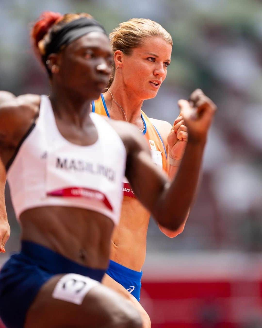 ダフネ・シパーズさんのインスタグラム写真 - (ダフネ・シパーズInstagram)「What an emotional day it was yesterday. Fought so hard to be at the Olympics. To be competitive. And to maybe even surprise. That’s what I kept telling myself. I always fight and I always believe in the possibility of a miracle. This time it was too ambitious and my body said no. Not because of a new injury, but because of some ongoing issues that pushed me back again and again in my preparations. To be one of the best, you have to be at your best. Not 95 or 98 percent but the full 100. Still, I know I can push myself to a fast 100 with the relay girls. So let’s go for it. And fight for it! 🔥🦁」8月3日 15時52分 - dafne_schippers