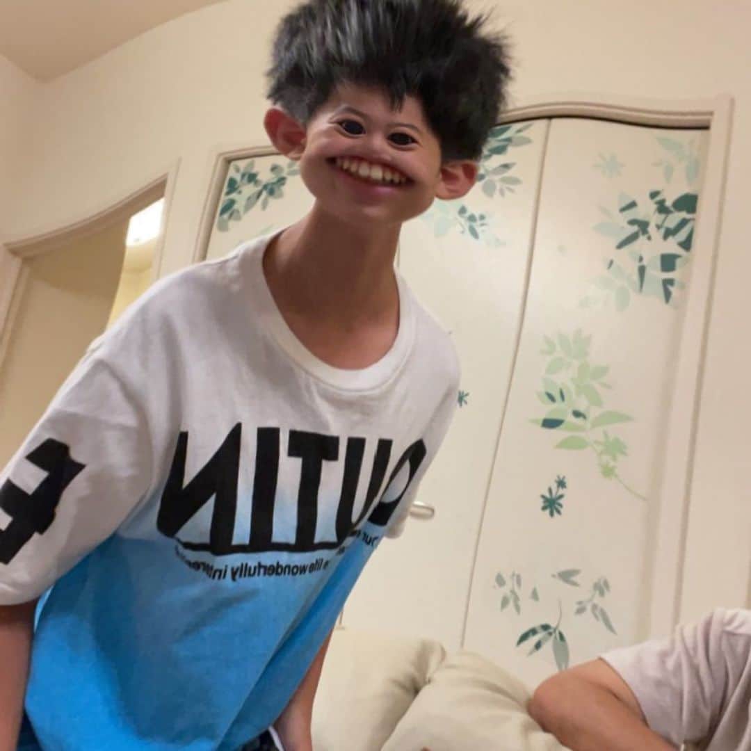 ブラザー4チャンネルのインスタグラム：「さっきストーリーでミスしちゃいました💦 今日【8/3 17:30〜】 写真にある通り 我が家のいたずらだいちゃん ㊗️12歳の誕生日LIVE 配信します！  10分15分……いや5分でも お時間ある方！ YouTubeチャンネルでお待ちしてます･:*+.\(( °ω° ))/.:+  photo:頭ボンバーだいちゃん  #ブラザー4 #brother4 #live配信  #youtube  #誕生日プレゼント  #みてね」