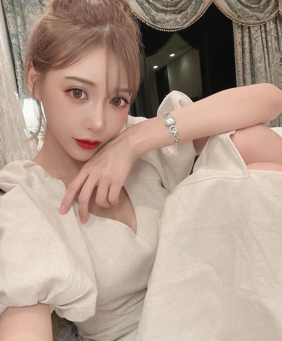 明日花キララのインスタグラム：「ＡCLINICさんでＡスレッド初めて施術していただきました🤓❤︎ @a_clinic_ginza @aclinic_yokohama   輪郭シュッとなりすぎて会う人みんなに半分くらいになったと言われてとても嬉しい！！！ 山ピー先生が目も大きく見える明日花キララ専用デザインでやってくれたの🥺すごい！ 先生とのツーショットがBeforeだけど、明らかに1、2枚目の方がぱっちりしてる気がする🪡👶🏻くりくり  #aスレッド #aclinic #aclinic銀座 #aclinic横浜 #aクリニック #美容 #小顔 #美肌  #美容皮膚科 #美容クリニック #山田哲雄」