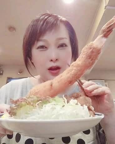 五十嵐サキさんのインスタグラム写真 - (五十嵐サキInstagram)「メガえびフライ😋💕  #難波 #いわま食堂 #メガえびフライと普通のえびフライ定食  #お稽古 の合間に食しました #前から気になっていた #海老フライ #思ったより #デカかった ！！笑 #動画編集 が出来ましたら #YouTube #五十嵐サキちゃんねる にアップ予定 #ご飯 も大盛 #満腹ぷく #明日 は#福岡よしもと でアキさん座長の新喜劇 #来週 は御園座 #お稽古 二本立ての日 #吉本新喜劇 #五十嵐サキ」8月3日 16時59分 - saki_igarashi