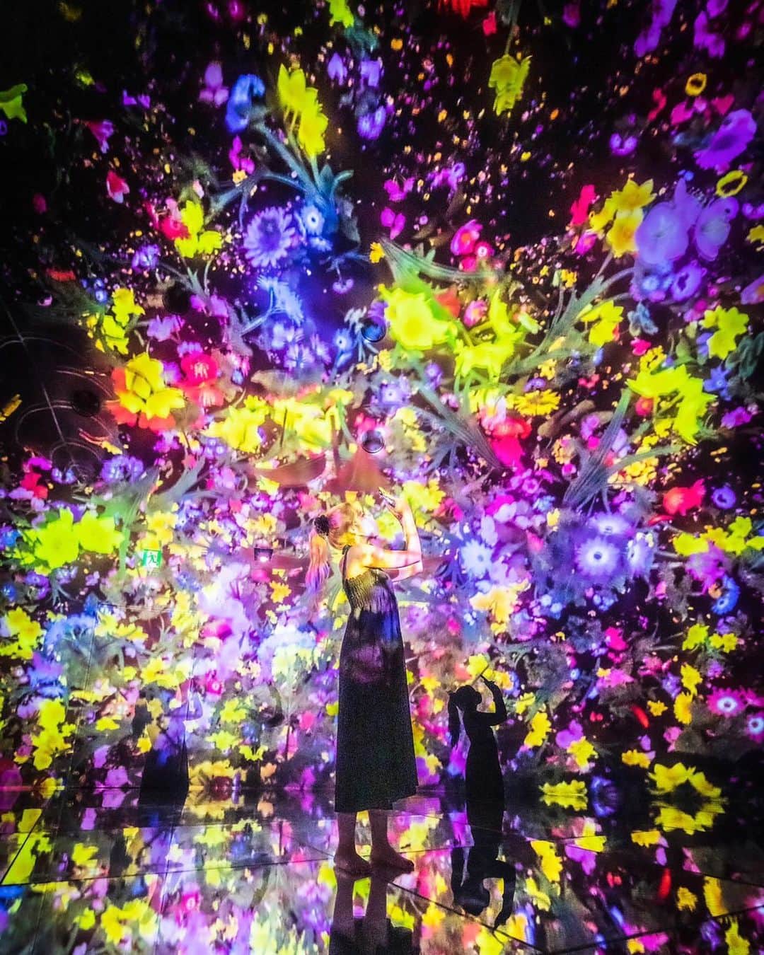 夏焼雅のインスタグラム：「✨✨✨✨✨✨✨ @ghani.teamlab  全てGHANIさんが撮ってくれた写真📸 素敵な写真をありがとうございます😭✨✨✨✨✨✨✨  どの写真もほんっっっとに素敵😳😳😳 エモい感じとか好きすぎるなぁ〜♡  みんなはどの写真が好き〜？？ コメントに書いて書いて〜🧡  @teamlab.planets  #teamlabplanets  #ghanicamera」