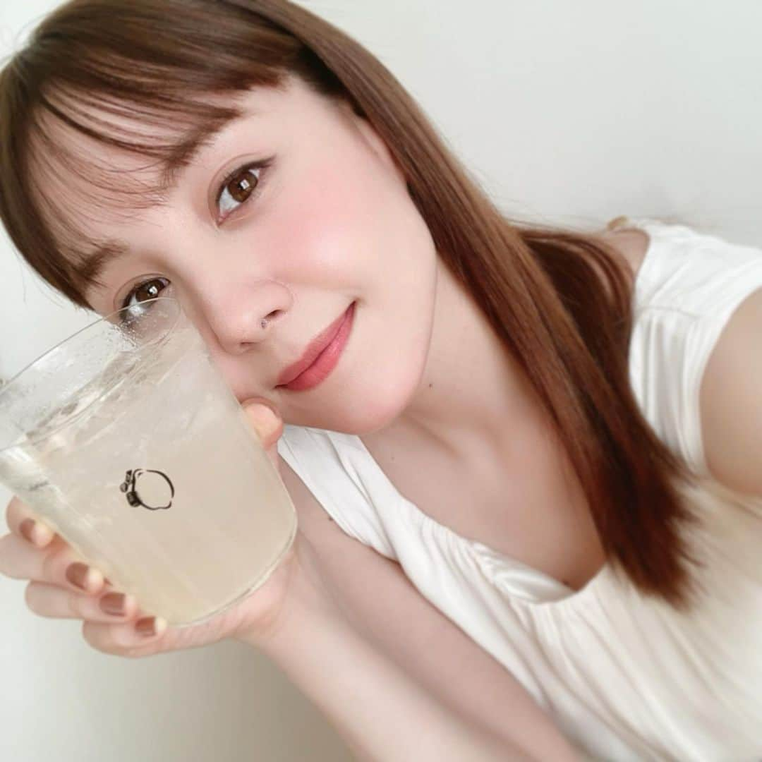 トリンドル玲奈さんのインスタグラム写真 - (トリンドル玲奈Instagram)「おいしい…🤤  早朝から仕事だったので、 家でご褒美時間🍋  #レモンサワー」8月3日 17時50分 - toritori0123