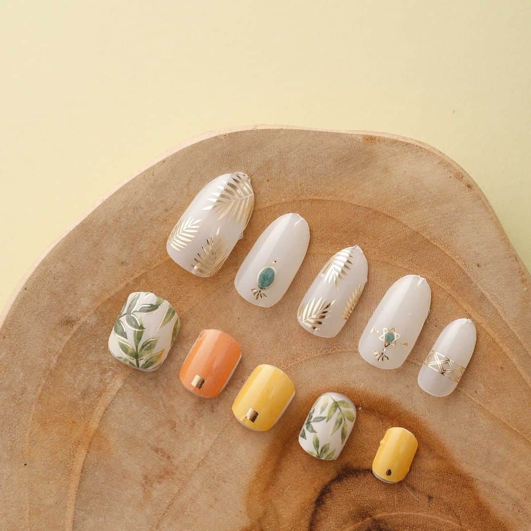 3COINSさんのインスタグラム写真 - (3COINSInstagram)「おうちで簡単手軽に💅  追加の材料必要なし！ シールを貼るだけで簡単にお使いいただけます。  ジェルネイルと同じ材料を使用しているので 本物みたいなツヤっと感が楽しめます✨  ジェルネイルシールハンド GDLEAF 2117/AUSNL01  ジェルネイルシールフット ORLEAF 2117/AUSNL02  各300円(税込330円)  ボタニカルネイルの定番リーフ柄のデザイン🌿 細かなアートもシールだと簡単にご自宅で楽しめます。  公式通販サイトでも販売しております。 @3coins_official プロフィールのURLよりご覧ください。  店舗により在庫が異なりますので、 お立ち寄りの店舗までお問い合わせください。  #3COINS #スリーコインズ #スリコ #新商品 #新商品情報 #プチプラ #プチプラグッズ #プチプラアイテム #スリココスメ #スリコ #コスメ #新商品コスメ #プチプラ #プチプラコスメ #ネイルシール #ネイル #セルフネイル #簡単 #ネイルデザイン #ボタニカル柄 #ボタニカル #リーフ柄 #リーフ柄ネイル #ジェルネイルシール #通販サイト #パルクローゼット」8月3日 17時59分 - 3coins_official