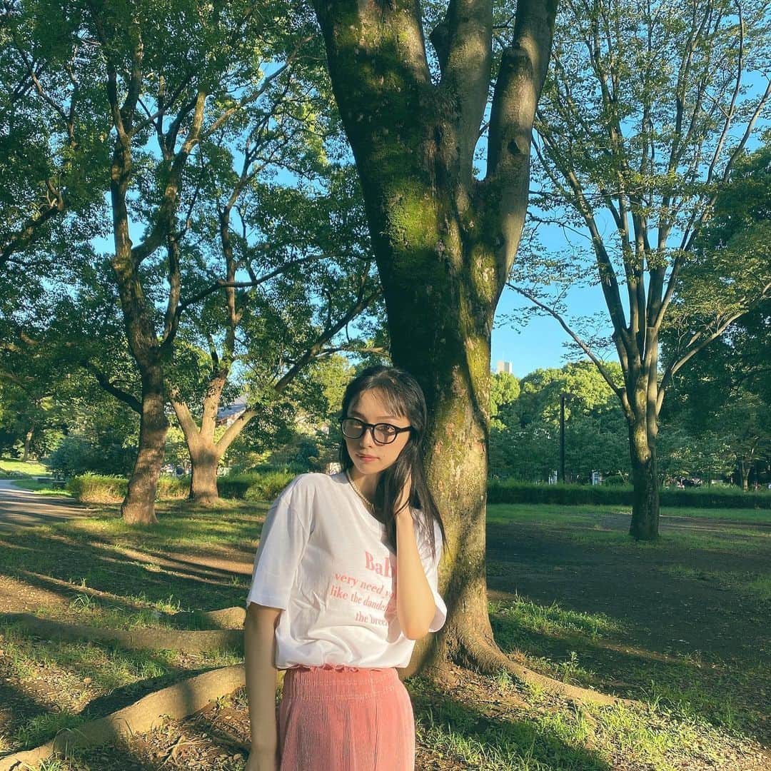 華村あすかさんのインスタグラム写真 - (華村あすかInstagram)「珍しい色の組み合わせ  🤍💗  蝉の鳴き声と心地いい風と青空眺めて公園でまったり  4枚目のカーディガン大のお気に入り #akaneutsunomiya の🧣  👓 #zoff」8月3日 17時55分 - hanamura_asuka