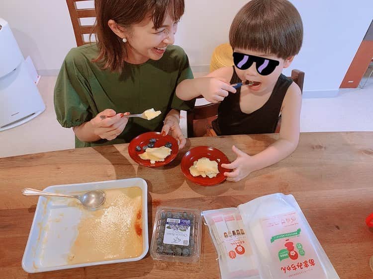 安田美沙子さんのインスタグラム写真 - (安田美沙子Instagram)「息子の大好きなプリン🍮作りました☺️✨ 琺瑯で大きなのを作って、スプーンですくう幸せ❤️  材料はシンプルでレシピも簡単。 食物繊維がたっぷりで、糖質オフな「あまみちゃん」を砂糖の代わりに使ってみました⭐️ イギリスの大きなイベント、ハイパージャパンでも取り上げられたそう✨  あまみちゃんは砂糖と同じようにカラメル化するので、カラメルシロップも作れるみたいです！  牛乳を切らしていたので、豆乳で代用✨ 簡単で優しい甘みが美味しかった🤍 息子達大喜びでした👦👶   【【簡単レシピ】なめらかプリン】 牛乳　300ml あまみちゃん　60g 全卵　100g   ①牛乳、全卵、あまみちゃんを鍋に入れ火にかけ、均一に混ぜる。 ②茶こしなどで濾して、プリンカップに流し、アルミホイルで蓋をして25～30分湯せんする。  @amamichan2030  #あまみちゃん　#低糖質甘味料あまみちゃん #低糖質レシピ　#低糖質スイーツ #プリン　#なめらかプリン　#みさこクッキング　　#pr」8月3日 19時52分 - yasuda_misako