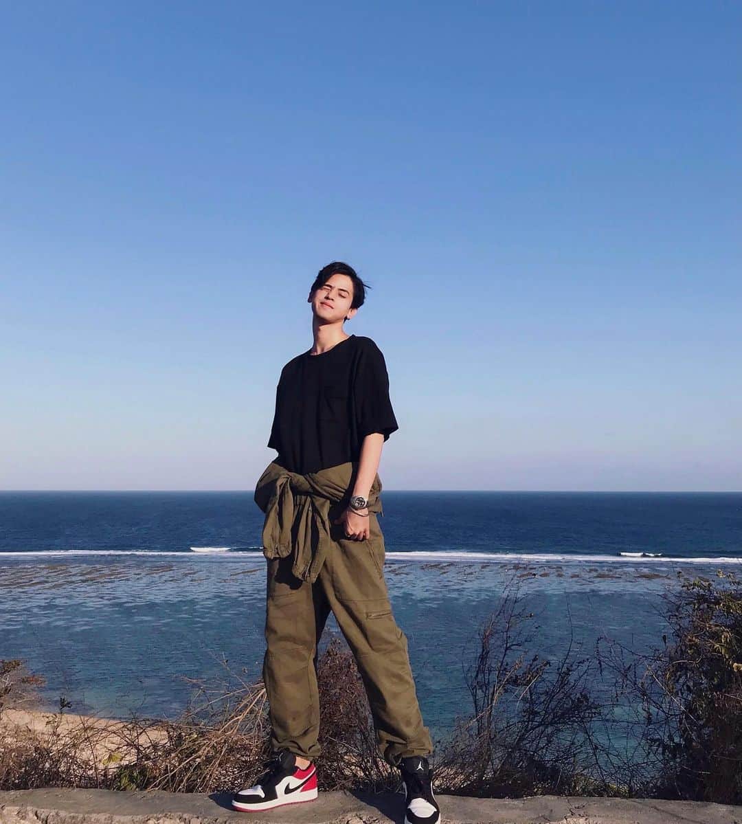 のインスタグラム：「Flowers that are offered for the dead, do not know the difference of where their beauty will be placed, they do not say, "This is not a palace" or "This is not a garden", they just are. They are just beautiful, without giving regards to whether they are placed on a grave or in a castle. Flowers are just beautiful, whether they grow by the wayside or in a manicured garden. If we were all like flowers, then we would all be beautiful, with no regards to why or how. We just are. We are just beautiful.  ８月も頑張って参ります。では👋🏻 I’m logging off Instagram. Thank you for the past 3 days. (I went to the beach on my day off with my motorcycle to get a sun. Wanna join me sometime? ) #beautyandthebeast」