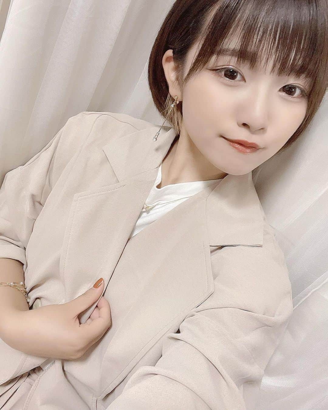 香月杏珠さんのインスタグラム写真 - (香月杏珠Instagram)「セットアップのジャケット羽織ってカッコつけてる私です🙋🏻笑」8月3日 19時49分 - anjyu_neko