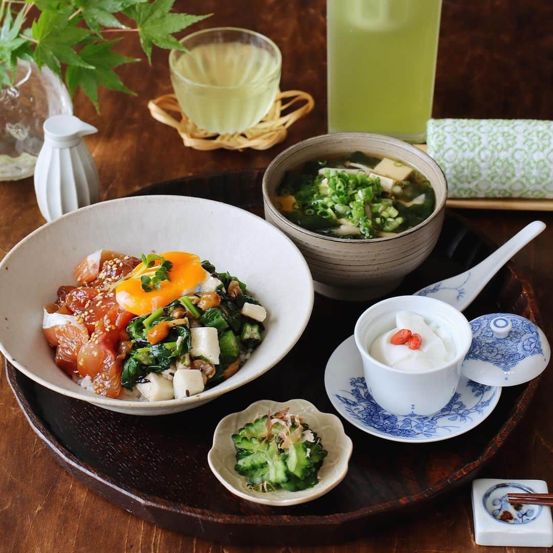 のん ◡̈*のインスタグラム：「・ ・ まぐろとヒラスの漬け丼で朝ごはん🌿 ネバトロサラダをたっぷり添えて 自家製温玉を落としました。 ・ 本マグロ(子供)と、ヒラマサは うちの三平(＝釣りキチ)さんが長崎で釣ってきました。 ・ 晩ごはんに大皿でお造り盛りを🐟 朝は仕込んでおいた漬けで朝ごはん。 だいたいこれがいつもの流れで 釣りから帰ってきた日から2.3日は魚づくしです。 ・ 漬けに添えたネバトロサラダは モロヘイヤ、長芋、オクラ、なめこ、ひじきを合わせたもの。 めんつゆをかけてそのまま食べても、 ご飯、冷やし麺、お豆腐などにのせても美味しいですよ😙 ・ ◎まぐろとヒラスの漬け丼 　ネバトロサラダと温玉をのせて ◎ゴーヤお浸し ◎お味噌汁・豆腐、わかめ、しめじ、玉葱、ネギ ◎杏仁豆腐 ◎水出し緑茶/そのぎ茶(長崎) ・ ・ ・ ・ ところで皆さん、夏は何茶派ですか？ 私は水出しの緑茶が一番好きです。 長崎の母が送ってくれるそのぎの新茶が 香りよくとても美味しいです🌿 それと、年中飲んでるオーガニックルイボスティーも 夏は煮出してから冷やしています。 ・ 水出しは飲めるまでに時間がかかるけど 香り良くスッキリとした味わいが楽しめるのが好き。 綺麗なグリーンも涼やかです🎐 ・ 毎日５Ｌはお茶を作っているだろうと思っていたけど 昨日確認すると実際は7Ｌ以上も作っていました😂 ウォーターサーバーもあるのに どんだけお茶飲むん（笑） ・ そんなお茶飲みなわが家。 水出し緑茶を一層涼しげに見せてくれる ウォータージャグを見つけたので 嬉しくなってお迎えしちゃいました😆 ・ デザインも注ぎ口もスマートでいいでしょう？ フィルター付きなのでお茶っ葉はそのまま入れて大丈夫🙆🏻‍♀️ 冷蔵庫の中でも場所を取らず、横置きも出来る優れもの✨ 容量は1.2Lで子供や女性の手で持ちやすい大きさ。 色はホワイト、ブラック、チャコールグレー、ウォームグレー 4色展開です🌱 ・ ・ ・ 無駄のないシンプルなデザインと 機能性の高い商品を豊富に扱っている hinatalifeさん @hinatalife で購入しました。 ・ ストーリーズとハイライトから飛べるリンクを 貼っておきますので 気になるかたはチェックしてみてね☺︎ ・ hinatalife公式アプリインストールで 10%OFFクーポンを利用できます⭐️  ・ 商品名▶︎ 【b2c】ウォータージャグ水出しフィルター付き ウォームグレー  ・ ・ ・ ・ ---------------------------------------------- #心はぐくむごはん 🌸 ・ 大切な人を想いながら作る日々のごはんは 心にも栄養を届けています。 皆さんが作るお料理やお弁当のpostに タグをつけてご参加ください🤗 あたたかいごはんの輪がひろがりますように。 ・ ・  @sarasa.design.store   #hinatalife #ひなたライフ #ひなたライフスタイル  #hina友 #sarasadesign #sarasadesignlab #丁寧な暮らし #おうちごはん #暮らし #フーディーテーブル #盛り付け #家庭料理  #おうちごはんlover #朝ごはん #和食  #ヒラマサ #本マグロ #和食器 #うつわ #器 #清岡幸道 #中里月度務 #阿部春弥 #てづくりごはん365 #아침 #washoku #igersjp #instafood」