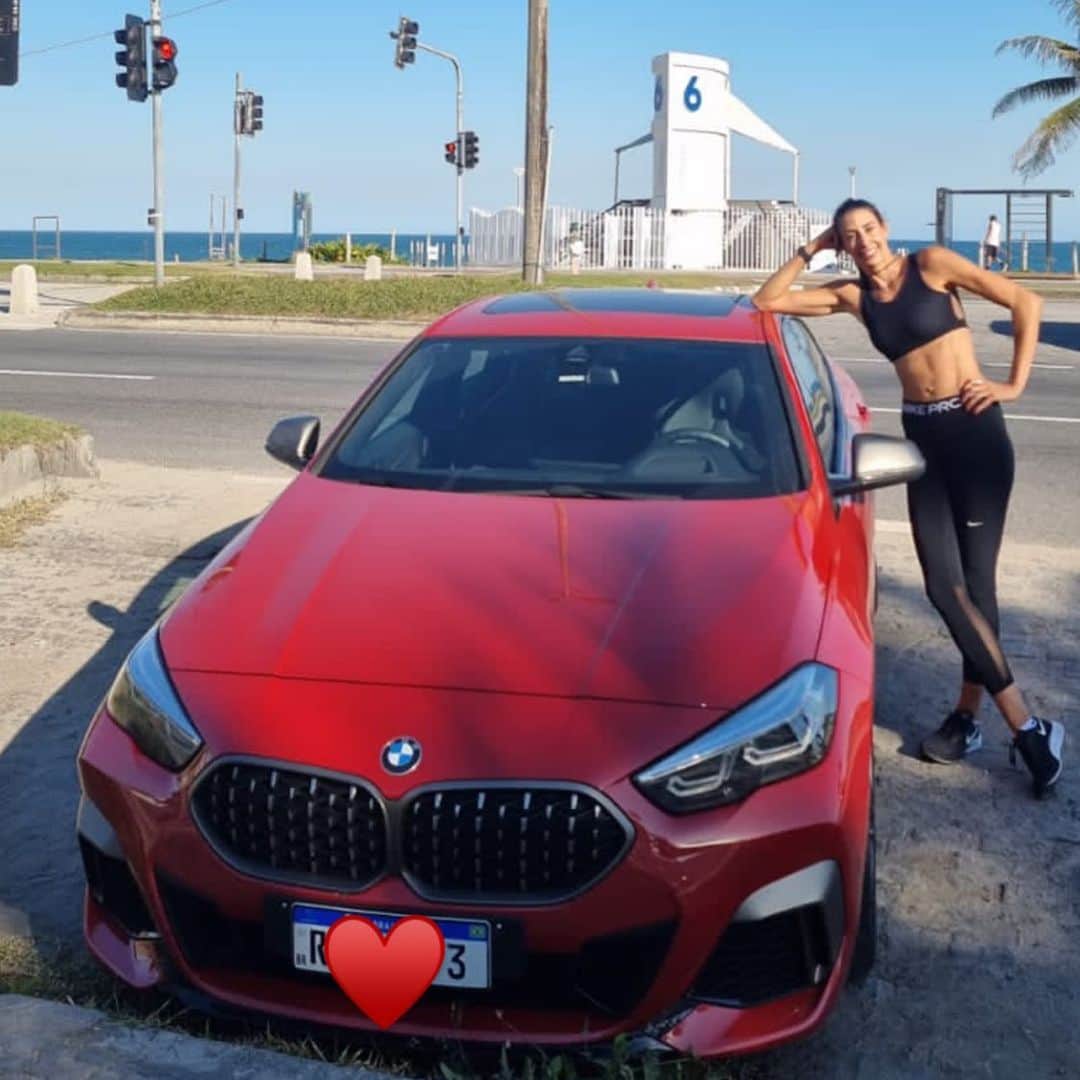 シェイラ・カストロのインスタグラム：「Saindo da academia e @daherthaisa registrou minha @bmwdobrasil!!! Tenho só mais alguns dias com essa máquina vermelha linda!!! Vou sentir saudade! Na verdade vamos né Thaísa? Pq aqui no Rio ela foi nossa!!! Hahaha ♥️♥️♥️」