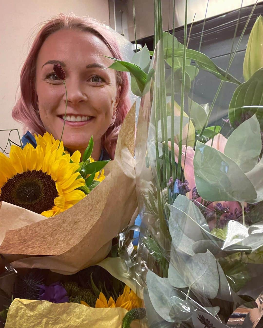 サラ・ショーストレムのインスタグラム：「Back home! Drowning in flowers 😂❤️ Thanks everyone for all your support. I still can’t believe I came home with a silver medal 🥲🥈」