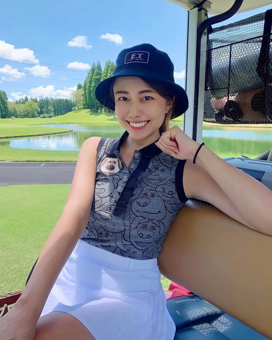 とくさきさんのインスタグラム写真 - (とくさきInstagram)「こんばんは⭐️ . この前のゴルフのコーデ🖤🤍⛳️ . トップス: @talkingtom_golf  スカート: @chucuchu_official  ハット: @ca4la_official  . やってみたかったバケットハットコーデ💕 . 天気も最高で、 @yuyatoku_golf がクーラーボックス持ってきてくれてたからキンキンに冷えたドリンク飲めて色々と最高でした✨😌 . それでは今日も1日お疲れさまでした💕 .  #ゴルフ#ゴルフ女子#golf#golfgirl#golfswing#ゴルフスイング#sports#スポーツ#スポーツ女子#골프#골프여자#尔夫球#高尔夫#ゴルフウェア#golfwear」8月3日 20時16分 - tokusaki_golf