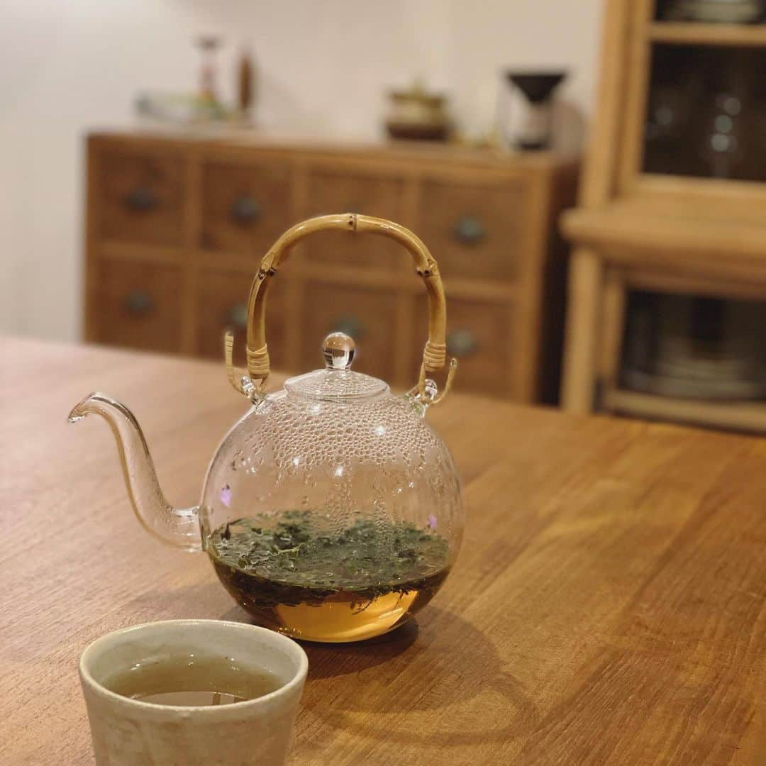 辺見えみりさんのインスタグラム写真 - (辺見えみりInstagram)「お茶時間  今日は Cosme Kitchen　HERBORISTERIE  ティザンヌ ブルーベリーリーフを  この時期 何気にカラダが冷えてるからあたためよう…😶」8月3日 20時26分 - emiri_hemmi