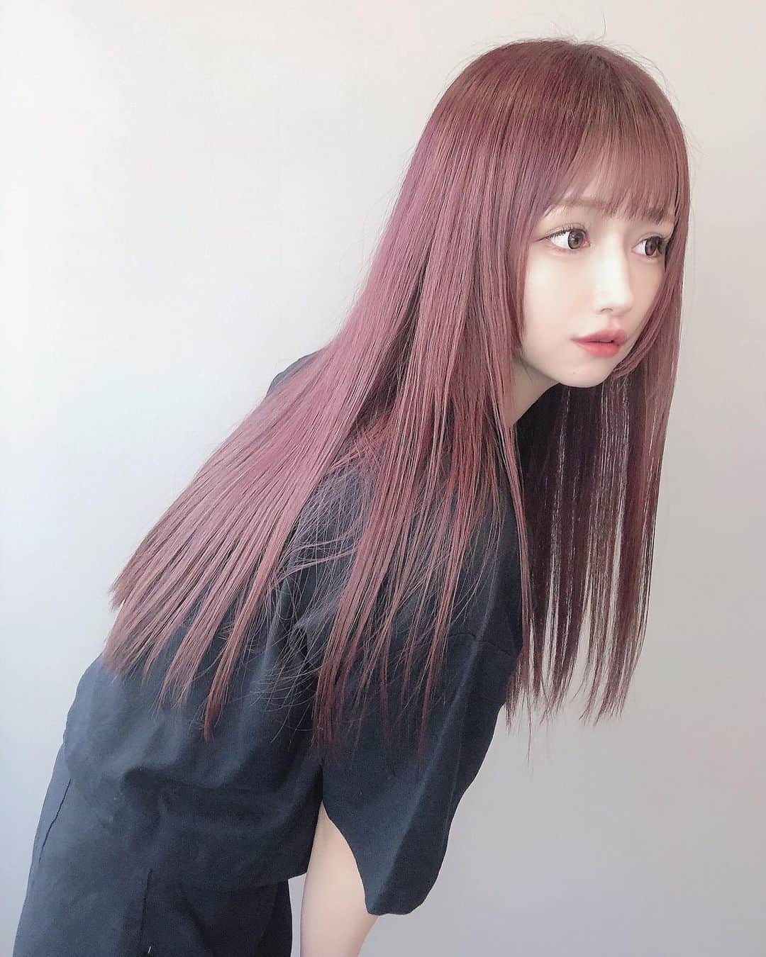 yuu__aaaのインスタグラム：「. . どこ見てる？👀 . 髪切らないでってたくさん言われたから 切るのやめそうです（毎年こうです）w . . #shooting #ootd #セットアップ#tiktok#赤髪 #ロングヘア」