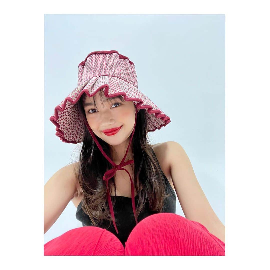 新井舞良のインスタグラム：「ひさびさに赤リップしました、やっぱりテンションあがります😸  It's been a while since I wore red lipstick. Somehow it's exciting.」