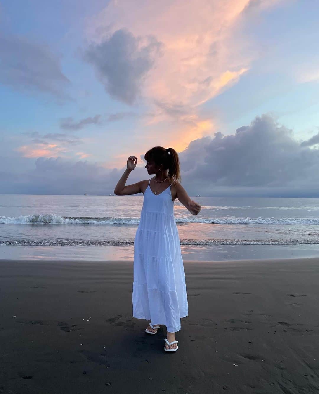 新谷伊沙李さんのインスタグラム写真 - (新谷伊沙李Instagram)「昨日の海にて🐳 夕陽が綺麗すぎた🥺雲が少し多めやけど🥺 この写真に題名をつけるとしたら、、 『私と夕陽と海と』🥺w  汚すけ滅多に着らん白のワンピースは @sheer_flow 💛  #sheer #sheerflow #シアー」8月3日 20時31分 - isarin_yoga