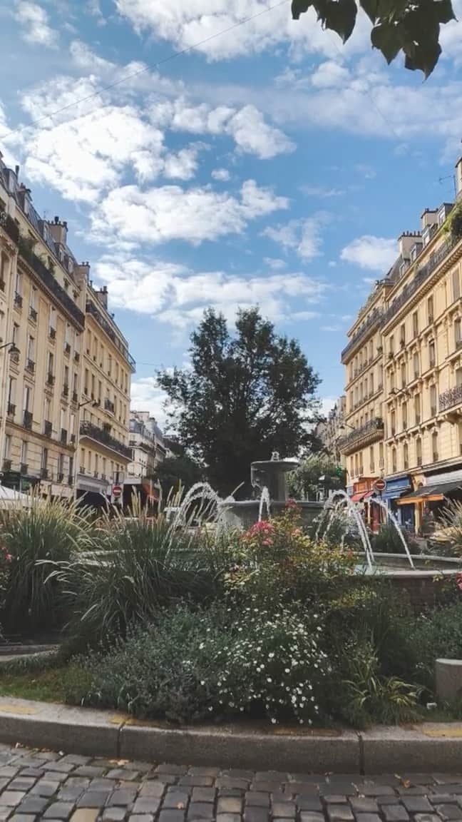 谷山響のインスタグラム：「Beaux bâtiments et fontaines⛲️   C’est une journée nuageuse mais un peu du ciel bleu☀️」