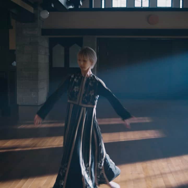のインスタグラム：「. Fall / Winter 2021 Collection  "AWAKE" Inspiration Movie  @murralofficial   Director : @sou_sick  Model : @nozo0806  Hair & Make : @_yukariyamamoto_   MURRALの初となるコレクションムービー。 キービジュアルには世界的バレエダンサーとして注目される飯島望未を起用。   2021 Fall / Winter Collectionは”AWAKE（目覚め）”をキーワードに躍動感のある洋服を展開。  洋服以外で世界観を表現したいと考えた時、身体を使った躍動感のある表現をする彼女の持つ魅力を通しシーズンテーマを映像として伝えたく彼女を起用しました。  本ムービーは、シーズンテーマである”AWAKE”をテーマにアーティスト/映像作家である 中村壮士氏の演出のもと、”AWAKE”から連想される夢や記憶をキーワードに制作。  “AWAKE”という舞台をイメージにダイナミックかつ繊細に表現しています。   誰にでも訪れる目覚めの瞬間は私たちのごく身近にあり 決して特別な事ではありません。 この映像を通し、誰かにとっての目覚めのきっかけになれたら。  #murral」