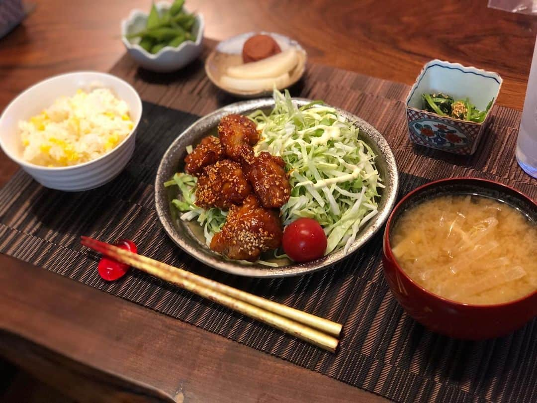 月央和沙さんのインスタグラム写真 - (月央和沙Instagram)「うちの晩ごはん . #ヤンニョムチキン #ほうれん草の胡麻和え #とうもろこしごはん #枝豆 #大根とお揚げのお味噌汁」8月3日 20時49分 - kazusa_tsukio