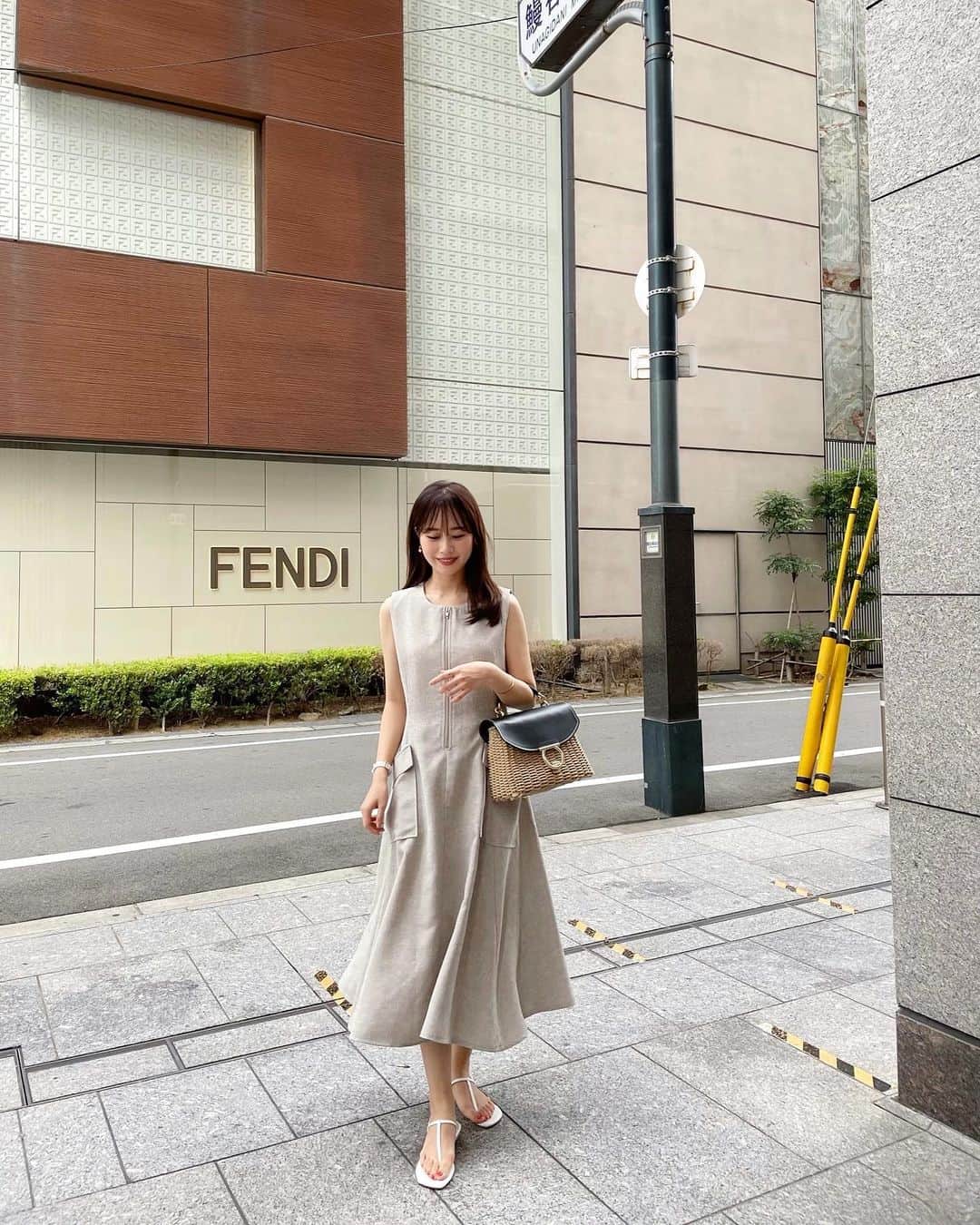 ハンナミのインスタグラム：「🦢✨🤎  onepiece #eneu bag #ferragamo」