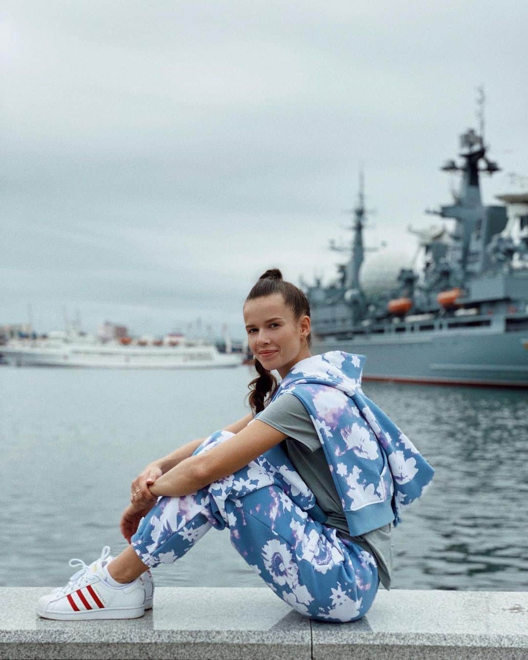 のインスタグラム：「Фотоотчет с сегодняшней экскурсии по Владивостоку🤗 Увидеть удалось немногое, но все места, что посетили, оставили только положительные эмоции. Здесь царит особая атмосфера. Потрясающие закаты, невероятной красоты мосты, виды на город и конечно же, море.  С трудом даётся осознать на сколько широка и необъятна наша страна!😅 Ну, а завтра с багажом впечатлений уже домой🙏🏽❤️」
