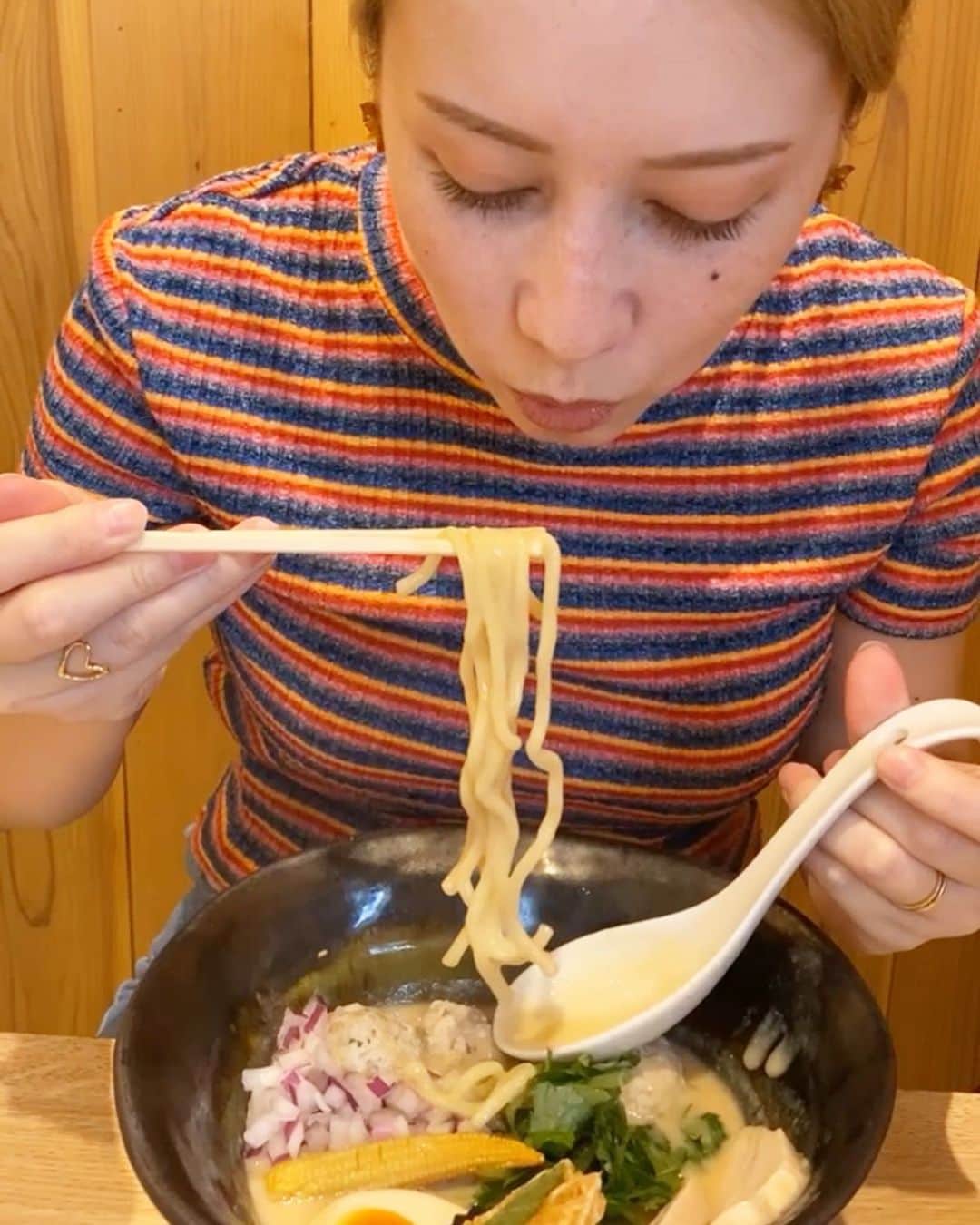 ドーキンズ英里奈のインスタグラム：「ぱいたんめん！ ⠀ 仕事の合間に 鶏白湯ラーメン食べてきました🍜 ⠀ 超濃厚鶏濁白湯ラーメンに つくねトッピング！！ ⠀ とってもまろやかで太麺が絡んで 最高でした😭 ⠀  Paitan ramen🍜 ⠀ One of my favorite ramen! Thickly chicken soup is gorgeous😭  ⠀ ⠀ #paitanpaitan #白湯ラーメン #鶏白湯ラーメン #新橋グルメ #鶏そば #新橋ラーメン #東京ラーメン #東京ラーメン部 #ラーメン女子 #ラーメン女子部」