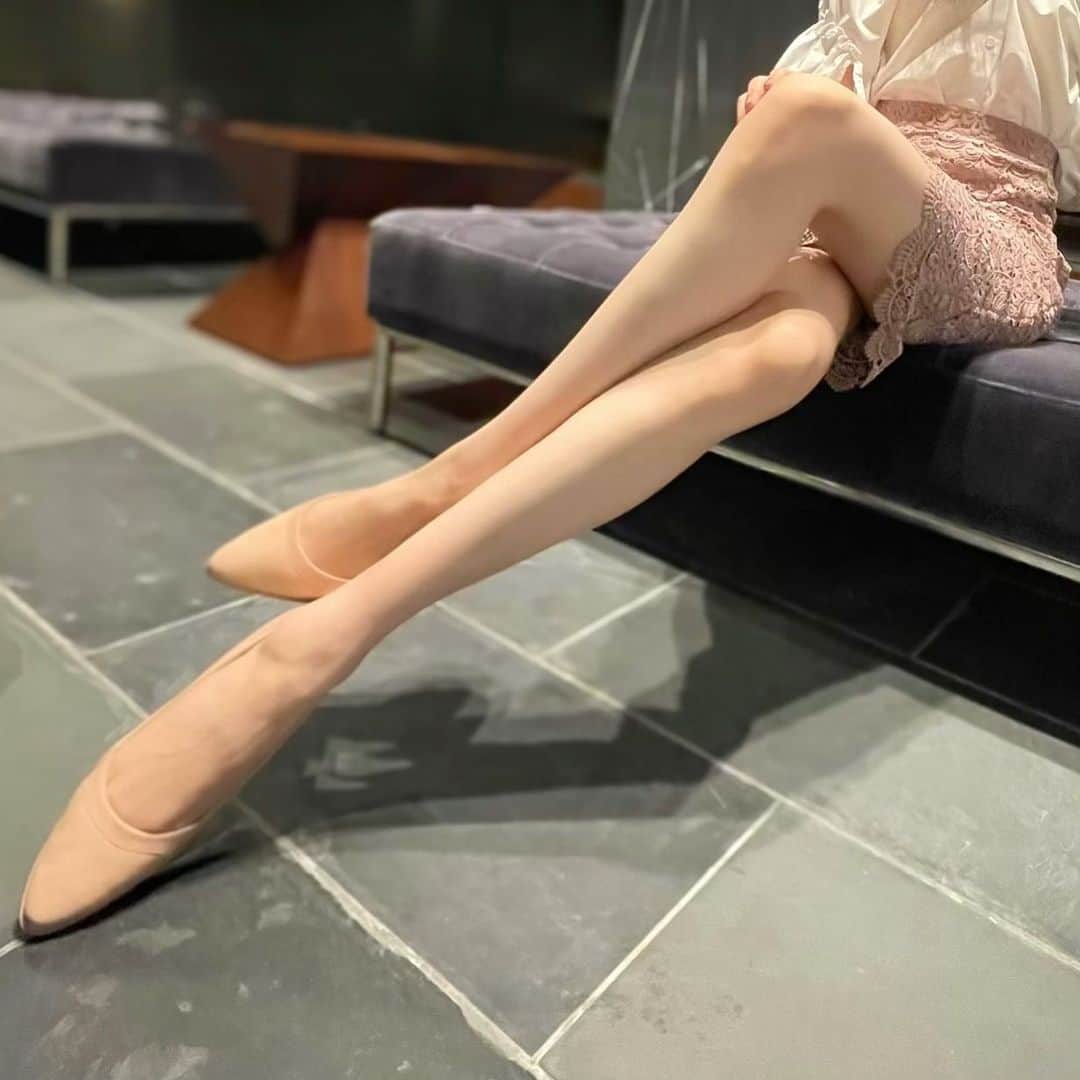 彦坂桜さんのインスタグラム写真 - (彦坂桜Instagram)「素足の日。 ストッキングを履いている時よりも素足は色白🤍 毎日のケアで体の中で一番美白なパーツが脚になりました🦵🏻」8月3日 21時48分 - sakura10h