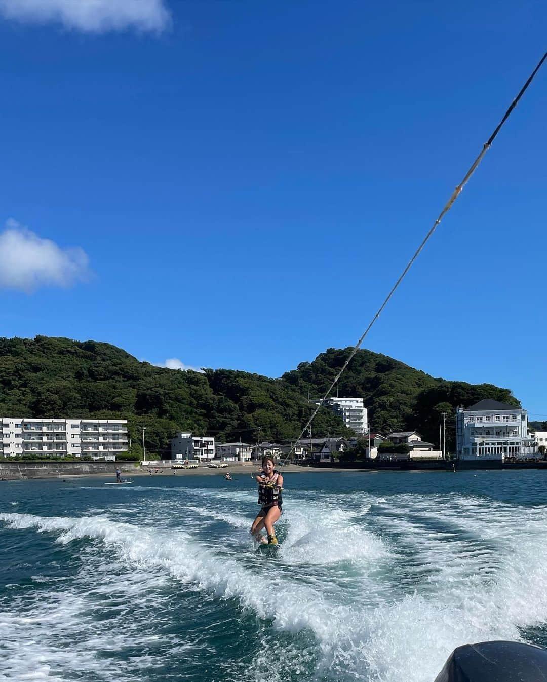 神谷麻美さんのインスタグラム写真 - (神谷麻美Instagram)「#ウェイク 楽しすぎたぁ💖🏄‍♀🌈️✨ 技とか難しいけど、私 #笑顔 すぎる〜☺️❤️‍🔥😍笑   #ウェイクボード 🏄‍♀️💕🌴✨」8月3日 23時14分 - asamice428