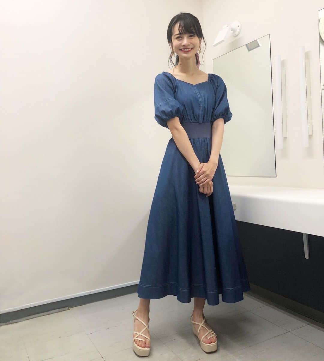 高見侑里さんのインスタグラム写真 - (高見侑里Instagram)「◡̈♥︎ 明日8/4(水)21:00からTBS系で放送の「ワールド極限ミステリー アニマルＳＰ！天才ネコＶＳ伝説のペット探偵！」に出演させていただきます🕵️‍♀️ ⁡ TBSさんの番組は初めましてでした✨ ⁡ とっても楽しい収録でしたので、ぜひご覧ください♡ ⁡ #ワールド極限ミステリー #恵俊彰 さん #高島彩 さん #朝日奈央 さん #王林 さん #小池成 さん #児嶋一哉 さん #ハナコ さん #横尾渉 さん * ワンピース…#AndCouture ピアス…#grosse サンダル…#RANDA ⁡ シンプルなデニムワンピだったので、スカーフを使ったヘアアレンジにしていただきました🎀」8月3日 23時10分 - yuri_takami_official