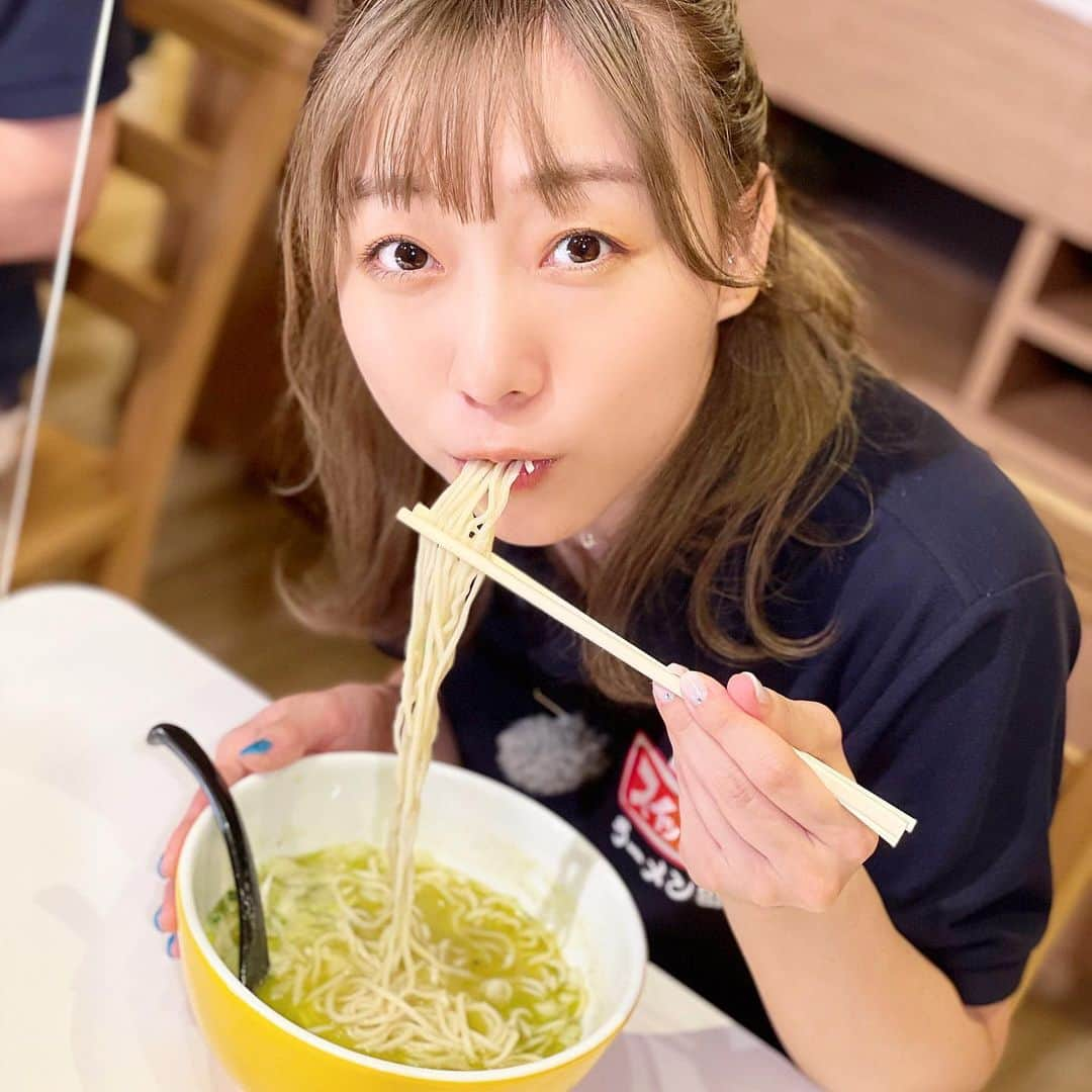 須田亜香里さんのインスタグラム写真 - (須田亜香里Instagram)「質問！ ラーメンの投稿、 啜ってるところか ラーメン自体の写真 どっちがいいと思う？  8月4日(水) #東海テレビスイッチ #ラーメン部 #始動 #東海地方 #ラーメンレポ #locipo #配信もお楽しみに #見所は噛み切らずに啜るところ #ske48ラーメン部 #代表」8月3日 23時50分 - akarisuda