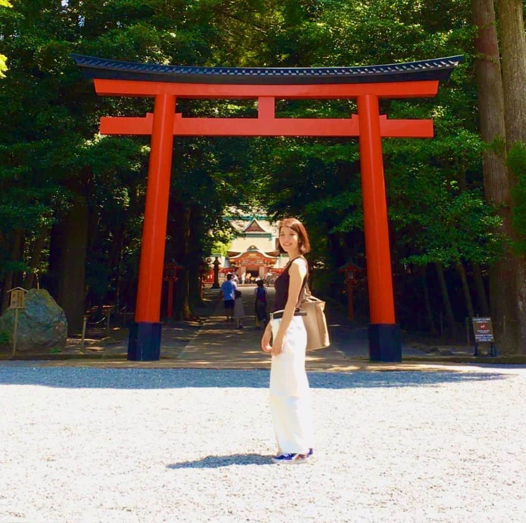 佐藤佳奈子のインスタグラム：「Feel the ancient spirits of #japan ⛩🌿  音楽祭期間中ほとんど遊びに行く時間が無かったけど、最終日前日に #最強パワースポット #霧島神宮 に一緒に行ってくれたみほちゃん @mihosuzuki_0101 ありがとう！  #kirishima #jingu #shrine #nature #日焼けやばい」