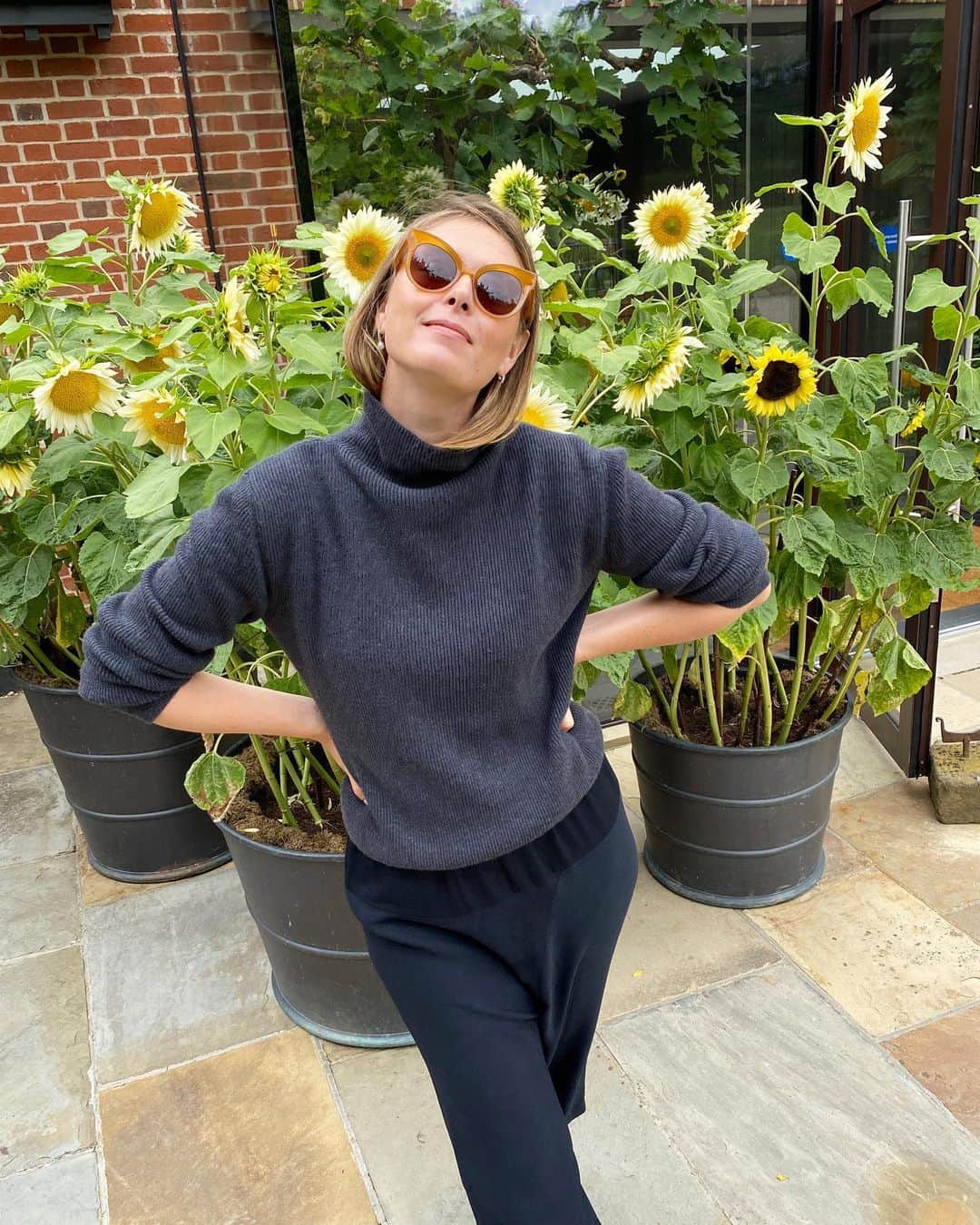 マリア・シャラポワのインスタグラム：「Came back to see the sunflowers 🌻 and drink afternoon tea in the glass house under the rain 🌧🫖It’s an English summer, naturally 😊@heckfield_place」