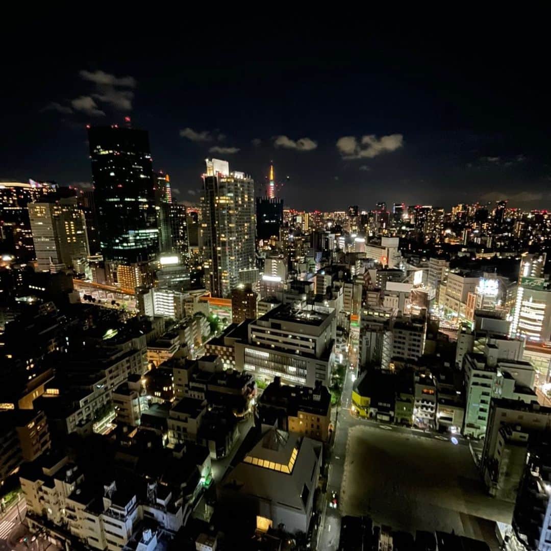 雨宮塔子さんのインスタグラム写真 - (雨宮塔子Instagram)「14日間の自主待機はなかなかしんどかったけれど、子どもたちと久しぶりの東京の夜景を眺めながら、それぞれに物思う日々でした。  それにしても、東京、暑いですね😵」8月4日 1時10分 - amemiya.toko