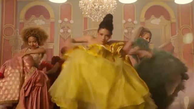 ジェシカのインスタグラム：「ɢɪʀʟ ᴘᴏᴡᴇʀ 🤛🏼💥  Posted @withregram • @raemcdonald Fun little number for @cinderellamovieofficial and @mercedesbenzusa  Absolutely loved collaborating with these beautiful powerhouse women @camila_cabello @kaykaycannon @theshannonmcintosh    A massive thanks to this dream team / crew: @biscuit.filmworks @maurystrong @hollydelavega @shawnbullen @alanamittens @floetenmania @laurendellara @hannahdlaine @ashleycmeverett @audreydouglass @alyxandrushuk @jjrabone @sadierwilking @susan__elle  @elenaheuze  Shot by  #chrisblauvelt Color by @elo.ichter ♥️」