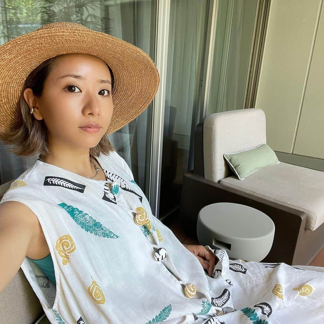 Aya（高本彩）さんのインスタグラム写真 - (Aya（高本彩）Instagram)「京都にお仕事できた時はいつも @goodnaturehotel に泊まっているのです🌳お部屋のバルコニーから見える中庭も本当に素敵。 清潔なお部屋で今回も安心して過ごせました。。 一階にある @good_nature_station は土地の風土に合わせて育てられた、 新鮮な有機野菜や果物、他にも身体に優しい商品がたくさんあって毎回お買い物して帰るわたし。 今回もお世話になりました🌱 @erutan_kyoto も京都にきたらお決まりの食事場。 今回はお豆腐屋さんで廃棄されるはずのおからを使ったサスティナブルピザをいただいて美味しすぎてたくさんたべてしまった。。 今ERUTANでは私の作品も展示していただいています😭 #goodnaturehotel#hotel#京都」8月4日 12時59分 - aya_dream04