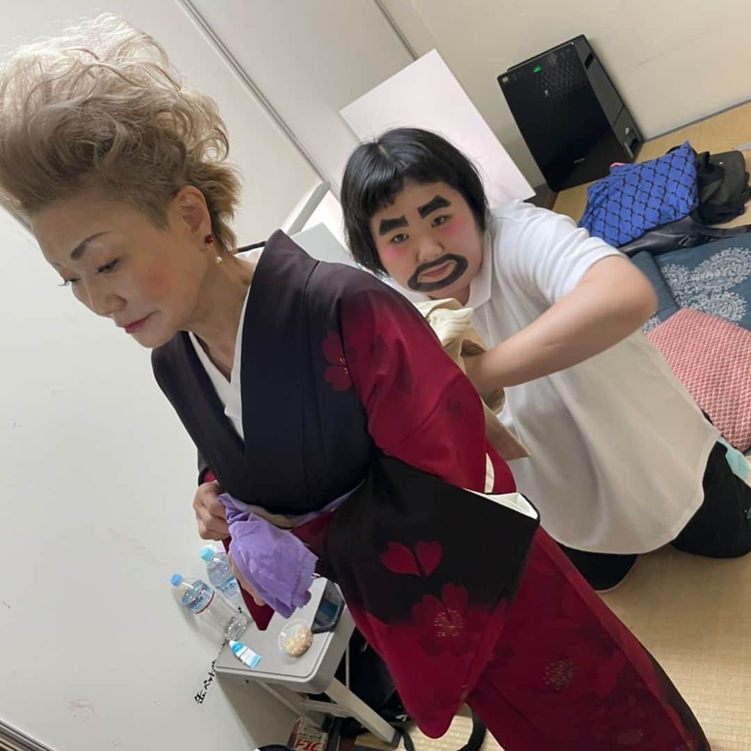 末成由美さんのインスタグラム写真 - (末成由美Instagram)「藍五郎が着物の着付け、必死‼️」8月4日 13時00分 - yumisuenari