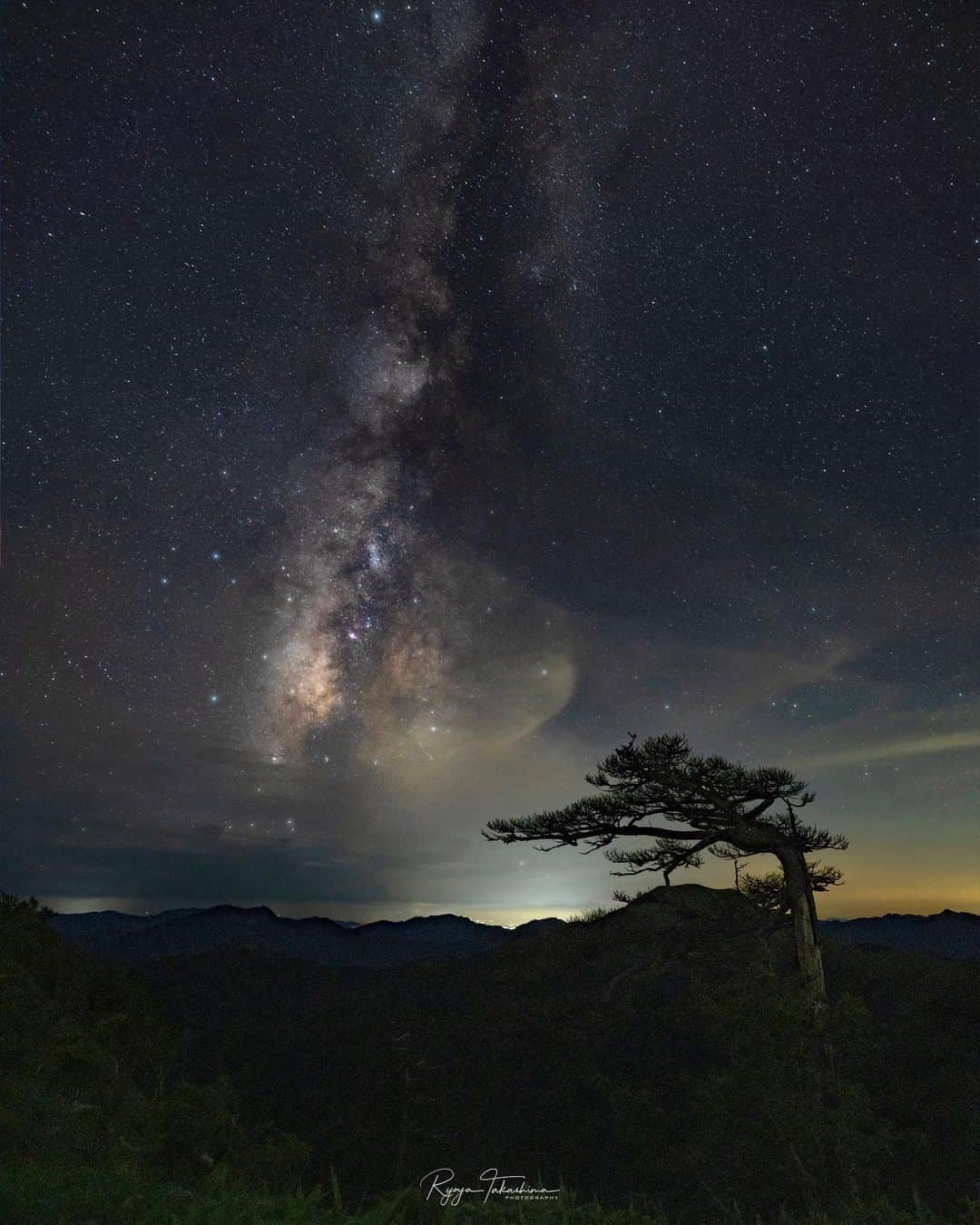 Ryoyaのインスタグラム：「Milky Way & Pine nut tree Probably this month is the last chance to see the Milky Way in my area this year, I hope I can get nice photos! I bought a new star tracker a few months ago but haven’t actually used it yet🥺  Camera #GFX100 Lens #GF23mmf4  ISO4000 // 23mm // f4 // ss25”  #japan #tokushima #milkyway #astrophotography #backpacking #nightphotography #天の川 #星空 #テント泊 #登山 #剣山 #一ノ森」