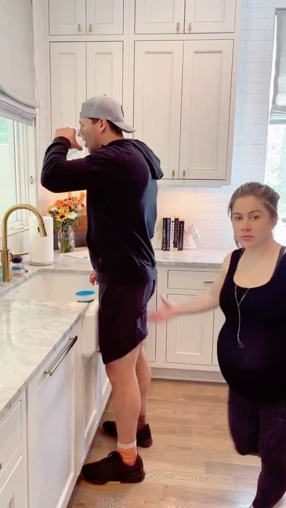 ショーン・ジョンソンのインスタグラム：「We’re dumb @andrewdeast 😂 #family #lol #marriage」