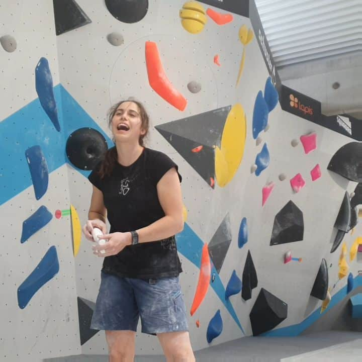 スターシャ・ゲージョのインスタグラム：「Today I was totally out of power but I did some nice techy boulders at @boulderweltmuenchensued 😇  Meanwhile @leonie_lochner wants a mind-blowing beta for a boulder I obviously didn't do. Then she swears a bit which I hope you can't hear from the music 😂 #vibing  @unparallelup @trangoworldofficial @tokyo_powder_germany #flashchalk  #bouldering #bouldern #klettern #climbing #competitionclimbing #girlswhoclimb #compstyle #boulderwelt #tokyo2020 #paris2024 #ifscwc #ifscwch #stylefirst Unicorn #unparallel #unparallelup #climbingshoes #trickybetatime」