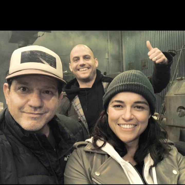 ミシェル・ロドリゲスのインスタグラム：「The Getaway Driver was a great experience, mad love to the contestants, it’s always good to push beyond ones comfort zone to test the skills.  Respect ✨🤟🏽😎@discoveryplus, @discovery, #GetawayDriver」