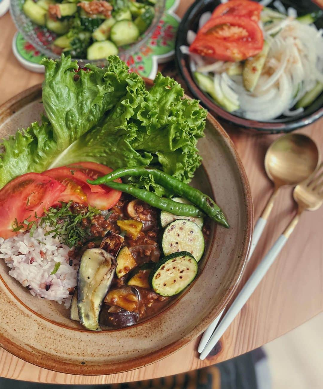 吉田知那美さんのインスタグラム写真 - (吉田知那美Instagram)「・ Fresh veggie veggie curry and rice 🥒🍅🍆🧅🧄 毎日外は暑くて、リンクは寒くて。 胃も疲れてきてたところ、美味しい味濃いハリツヤのお野菜たちが食欲を大復活させてくれました。 育てた人たちの手からもらう土が付いたままの旬の野菜が 結局なによりも贅沢品。 ありがとう、斎藤家のみなさん👨‍🌾👩‍🌾👨‍🌾👨‍🌾👧🏻🐈🐕  ショーン…ファンです。  #たまねぎズッキーニなすにんにくトマトオクラ南蛮ソイミートのカレー #ズッキーニ切ったら水分溢れ出してきた #そんな肌になりたい #curry #veggies #夏野菜」8月4日 7時24分 - chinami1991