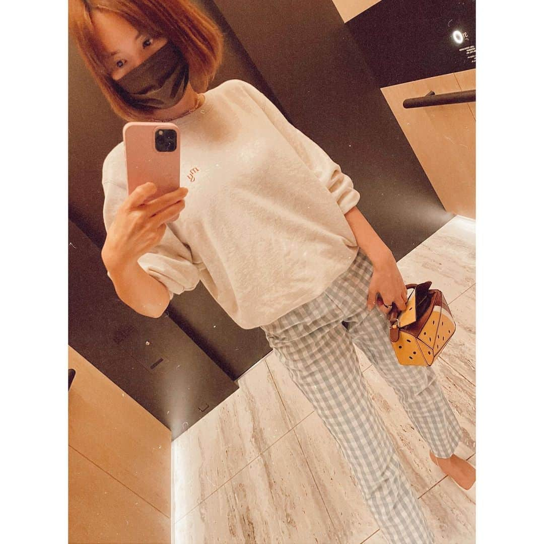 紗栄子さんのインスタグラム写真 - (紗栄子Instagram)「💐  sweat&necklace @_myapparel_  pants @lilpolgy1993  bag @loewe  iPhoneケース @nasufarmvillage」8月4日 7時24分 - saekoofficial