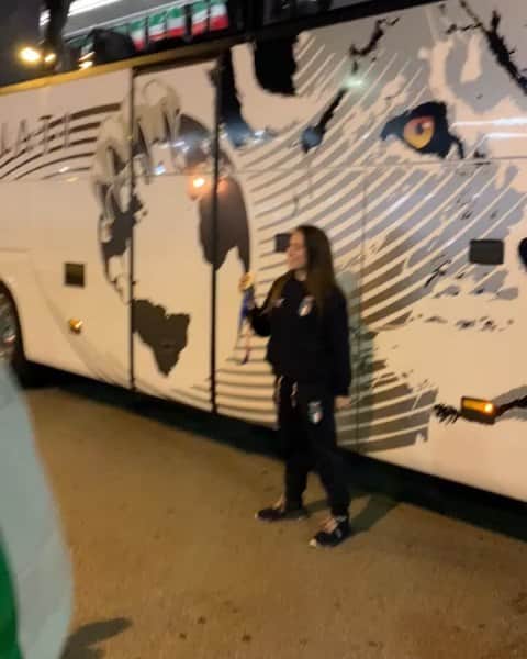 バネッサ・フェラーリのインスタグラム：「Casa dolce casa!!! 😍🇮🇹 Certo che Il pullman con la leonessa é tanta roba 🤩🦁 🙌 💙🙌💙 🙌 Grazie a tutti e in particolare a @folcodonati per queste sorpresa fantastica. ❤  #vanessaferrari #homesweethome #welcomeback #Italia #casadolcecasa」