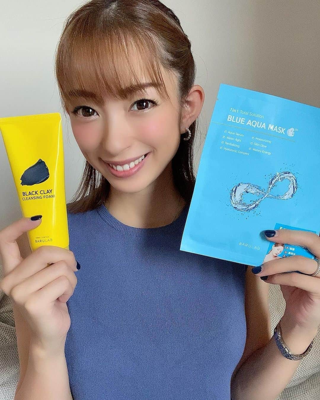 RIKAのインスタグラム：「. 私の美容アイテム♡ @barulab.jp  クレンジングって本当にいっぱいあるのでどれが自分に合うかわからなくて色々試してみて良かった物を紹介します😊✨ . メイクの汚れをしっかり落としてくれてそれでもってつっぱり感がなくツルツル肌に仕上がるので乾燥肌の私にはピッタリ❤️ . 炭色だけど泡立てると白くて泡立ちも良いです🙆‍♀️✨ クレンジングに迷ってる方には是非オススメしたいです❤️❤️ . . . #美容#美容グッズ#クレンジング#メイク落とし#韓国コスメ#バルラボ#BARULAB#ブラッククレイクレンジングフォーム」
