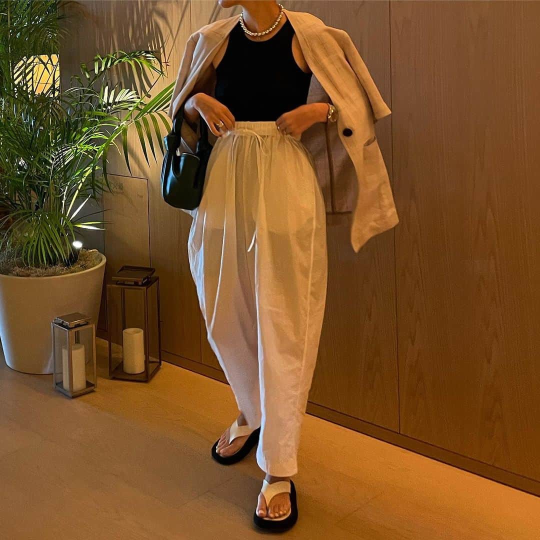正中雅子さんのインスタグラム写真 - (正中雅子Instagram)「monotone🐼  東京にて、LOOK撮影や諸々の打合せも無事に終わり ホッとしています☕️  一つずつ一歩ずつ自分らしく😌  早く皆様にお知らせしたい事は、山盛りのAWです！  神戸帰ってきて今日も朝からサンプル修正💪  #MACHATT #masaco服」8月4日 8時49分 - masacoshonaka